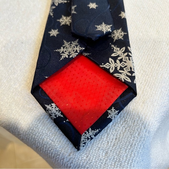 Authentic Hallmark Inc. Holiday Christmas Traditions Tie - Picture 4 of 4